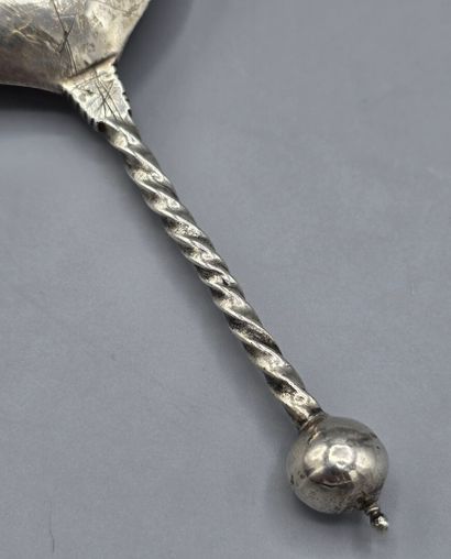 Cuillère en argent au large cuilleron. 
Manche...