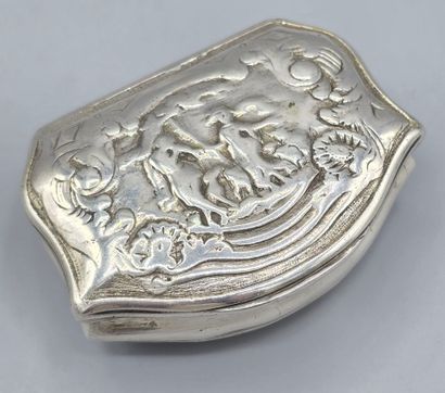 Boite de forme polylobée en argent.
Le couvercle...