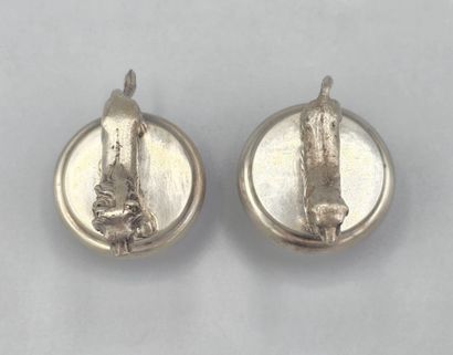 Paire de bouchons en argent, l'un surmonté...