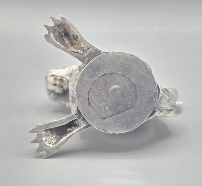 Salière en argent fondu figurant un écureuil...