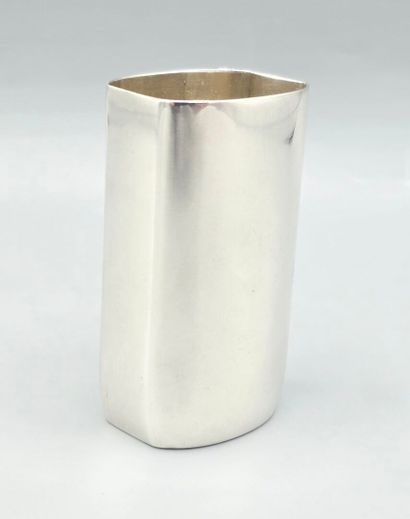 FABERGE style de
Petite coupe/ pot de table...
