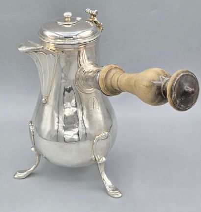 Paris 1773
Rare chocolatière en argent reposant...