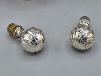 Paire de carafes en verre de forme balustre,...