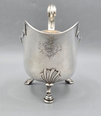 Saucière en argent reposant sur trois pieds...
