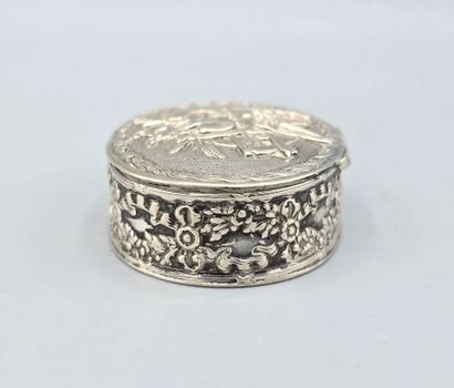 Petite boite/ pilulier en argent à décor...