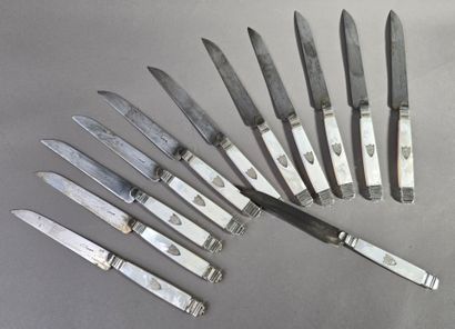 LAPAR.

Service de 12 couteaux de table aux...