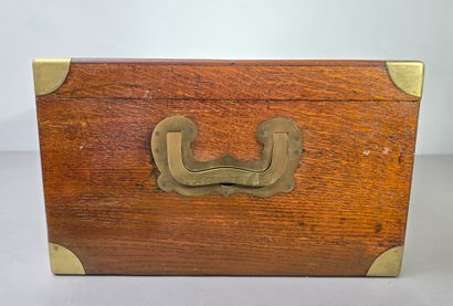 Grand coffret de ménagère en bois.
Encoignures...