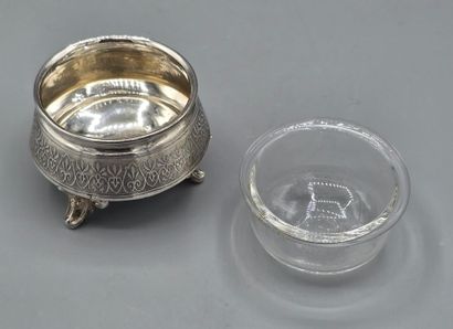 Salière tripode en argent à large frise de...