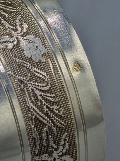 Coquetier en argent. 
Corps à frise feuillagée...