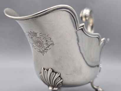 Saucière en argent reposant sur trois pieds...