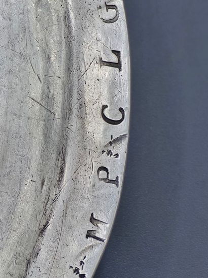 TROYES 1766
Assiette en argent de forme circulaire...