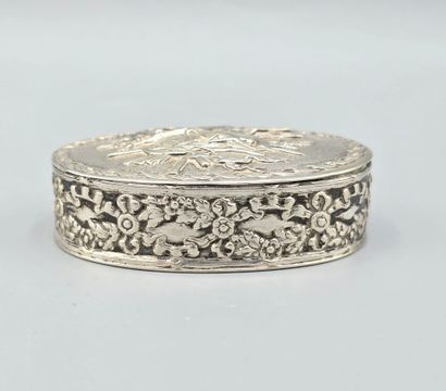 Petite boite/ pilulier en argent à décor...