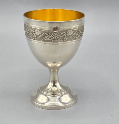 Coquetier en argent. 
Corps à frise feuillagée...