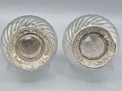 Paire de carafes en verre de forme balustre,...