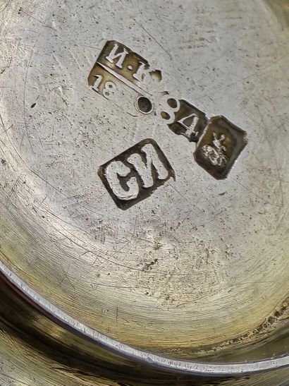 Tasse russe en argent et vermeil, reposant...