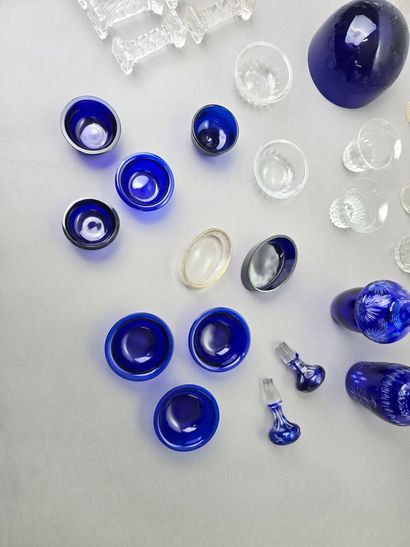 Crystal lot including : 
- 9 individual decanters....