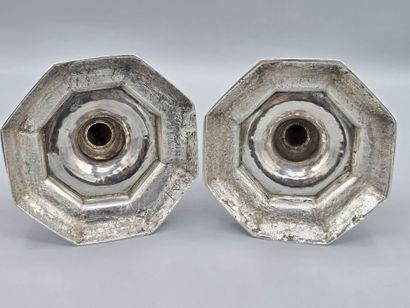 Deux flambeaux formant paire en argent du...