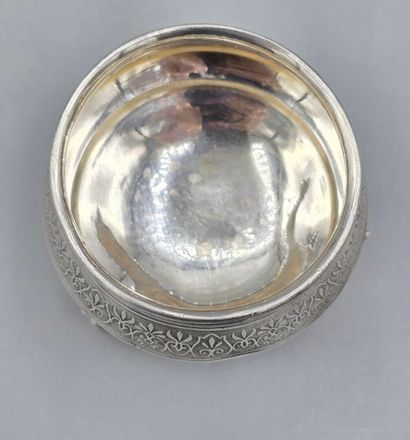 Salière tripode en argent à large frise de...