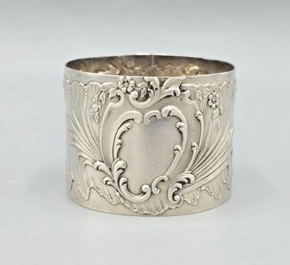 Rond de serviette en argent à décor de rocailles,...