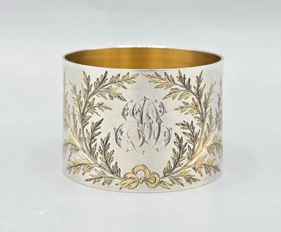 Rond de serviette en argent à décor de feuillage,...