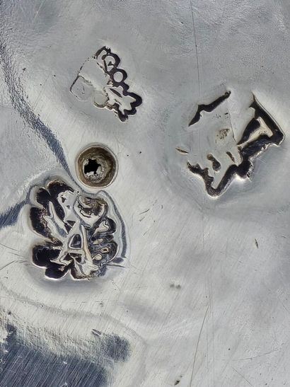 PARIS 1752
Écuelle couverte en argent dotée...