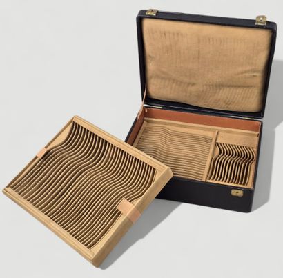 Coffret de ménagère au couvercle recouvert...