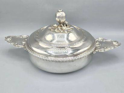 PARIS 1752
Écuelle couverte en argent dotée...