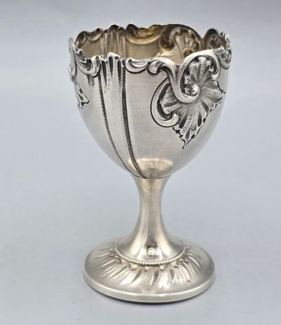 Coquetier en argent reposant sur un pied....
