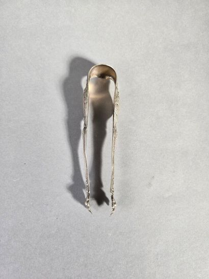 Sugar tongs in silver-plated metal.
Decorated...
