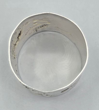 Rond de serviette en argent à décor ciselé...