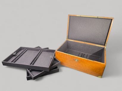 Grand coffret de ménagère en bois.
Encoignures...