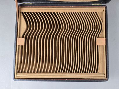 Coffret de ménagère au couvercle recouvert...