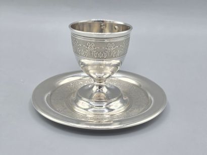 Coquetier en argent de style Louis XVI reposant...