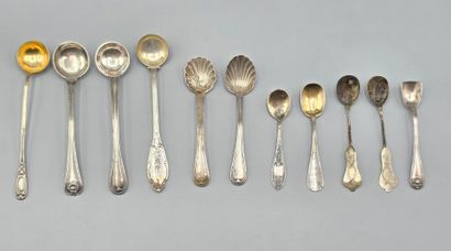 Lot de cuillères à sel et louchettes en argent....