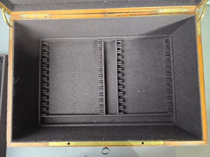 Grand coffret de ménagère en bois.
Encoignures...