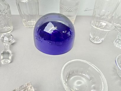 Crystal lot including : 
- 9 individual decanters....