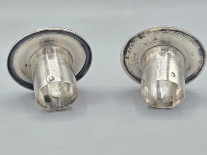 Paire de bougeoirs de toilette en argent....
