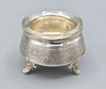 Salière tripode en argent à large frise de...