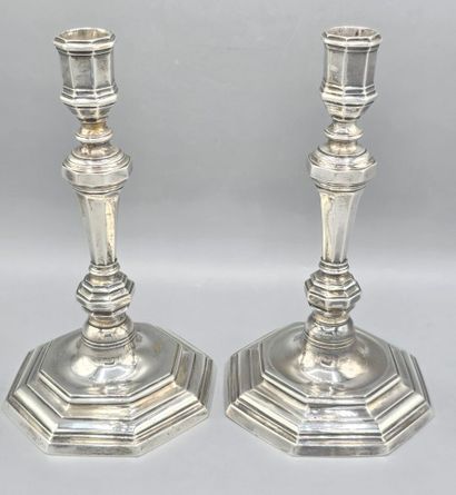 Deux flambeaux formant paire en argent du...