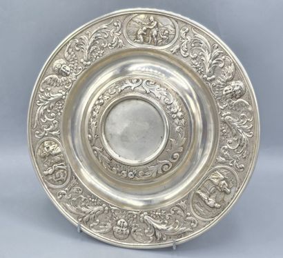Plat à ombilic en argent de forme circulaire.
L'aile...