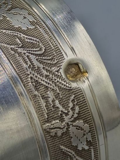 Coquetier en argent. 
Corps à frise feuillagée...