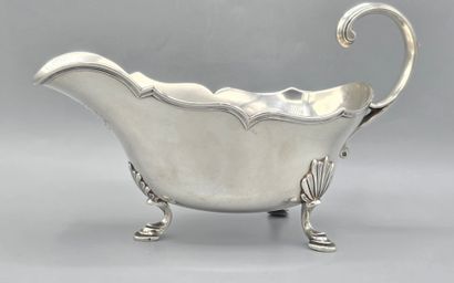 Saucière en argent reposant sur trois pieds...