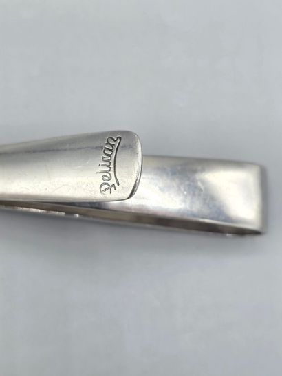 GULDEN Alsace
Metal serving tongs in the...
