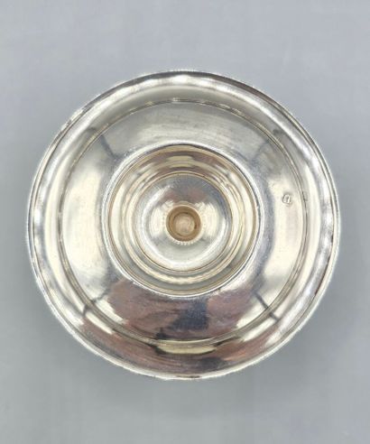 Coquetier en argent de style Louis XVI reposant...