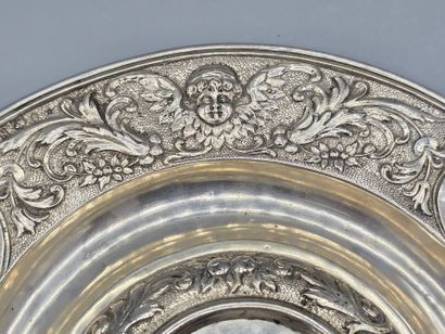 Plat à ombilic en argent de forme circulaire.
L'aile...