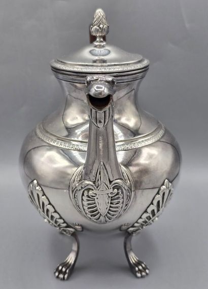 Théière en métal argenté style Empire reposant...