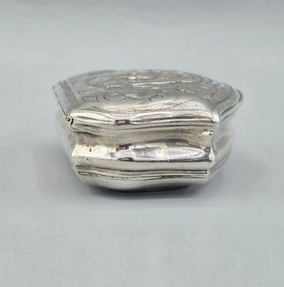 Boite de forme polylobée en argent.
Le couvercle...
