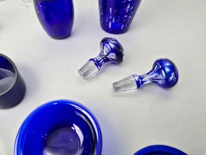 Crystal lot including : 
- 9 individual decanters....