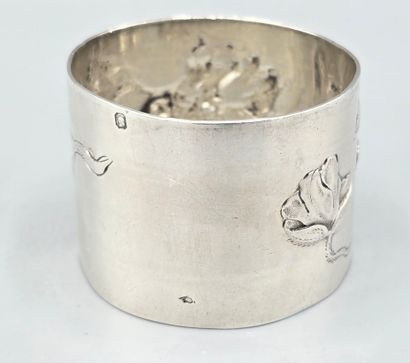 Rond de serviette en argent à décor ciselé...