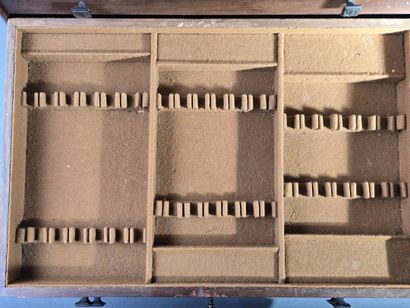 Grand coffret de ménagère en bois reposant...